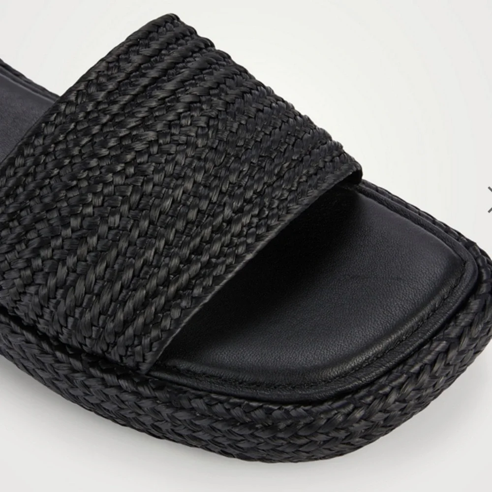 Vince elegant black